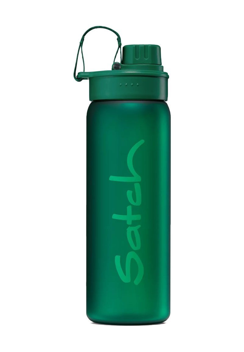 Grüne Edelstahl-Wasserflasche mit matter Oberfläche, ausgestattet mit einem Schraubverschluss, einem Griff und dem Wort "Satch" in einem helleren Grünton aufgedruckt.