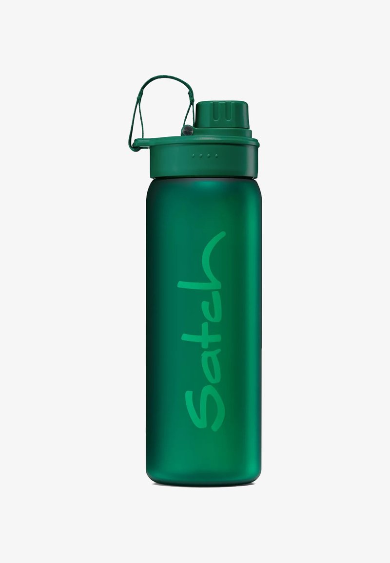 Grüne Edelstahl-Wasserflasche mit matter Oberfläche, ausgestattet mit einem Schraubverschluss, einem Griff und dem Wort "Satch" in einem helleren Grünton aufgedruckt.