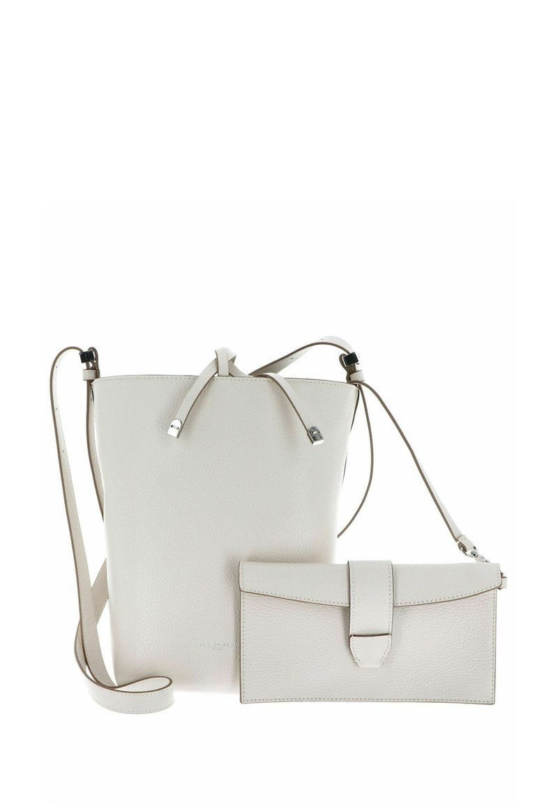 Borsa a secchiello in pelle beige chiaro con spallacci regolabili e finitura testurizzata, accompagnata da un portafoglio rettangolare abbinato.