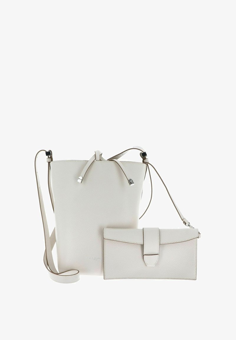 Borsa a secchiello in pelle beige chiaro con spallacci regolabili e finitura testurizzata, accompagnata da un portafoglio rettangolare abbinato.