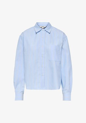 Chemise bleu clair à manches longues avec rayures verticales blanches, poche poitrine, col classique et poignets boutonnés.