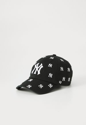 Zwarte baseballpet versierd met witte geborduurde New York Yankees-logo's, met een klassiek gebogen randontwerp.