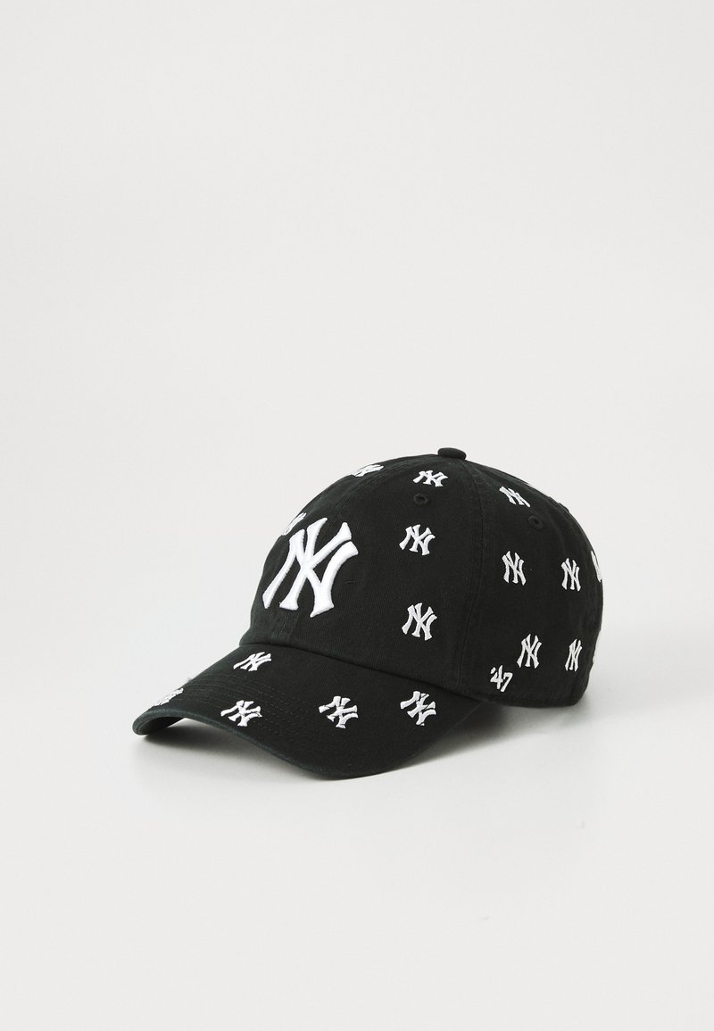 Zwarte baseballpet versierd met witte geborduurde New York Yankees-logo's, met een klassiek gebogen randontwerp.