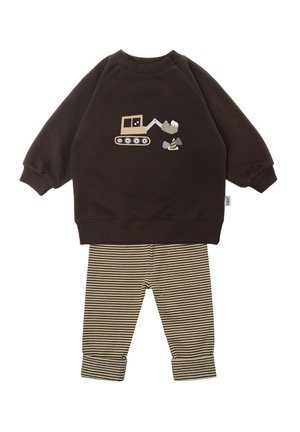 Brauner Sweatshirt mit Bagger-Graphic; kombiniert mit gestreiften Leggings in Beige und Dunkelbraun. Verfügt über einen weichen Stoff und Bündchen an den Hosen.