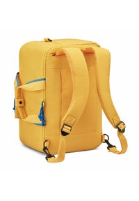 Zaino giallo di forma rettangolare, realizzato in tessuto resistente. Presenta spallacci regolabili, imbottitura in rete e dettagli blu.