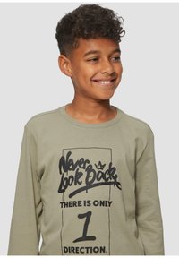 Olijfgroene katoenen shirt met lange mouwen met zwarte grafische tekst: "Kijk nooit terug. ER IS MAAR 1 RICHTING." Regular fit.