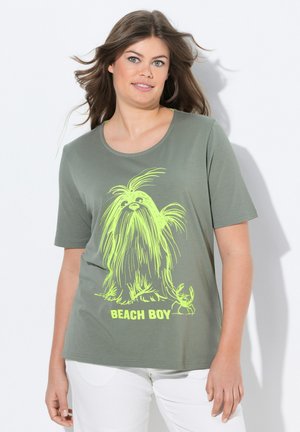 Olivově zelené tričko s krátkým rukávem, které na sobě má neonově žlutou grafiku psa a nápis "BEACH BOY" ve spodní části. Měkká látka, pohodlný střih.
