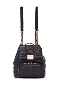 Czarny pikowany skórzany plecak z złotym łańcuszkiem i skórzanymi paskami, przednia kieszeń na zamek oraz złota plakietka z nazwą marki na klapce zamknięcia.