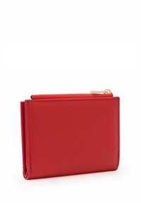 Rote Lederbörse mit strukturiertem Finish, ausgestattet mit einem Reißverschlussfach und einem eleganten Design. Kompakte und rechteckige Form.