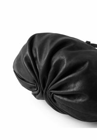 Clutch bag in pelle nera con texture arricciata, forma arrotondata e finitura liscia. Dotata di una singola tracolla per il trasporto.
