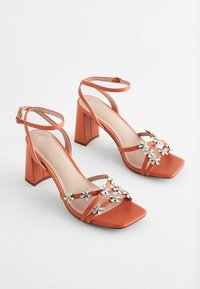 Next FOREVER COMFORT® JEWEL FLOWERS BLOCK HEEL REGULAR FIT - Sandalai - orange