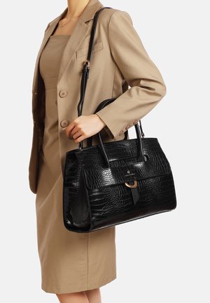 Borsa nera in pelle a stampa coccodrillo con forma strutturata, manico superiore e tracolla staccabile. Presenta un accento in hardware dorato.