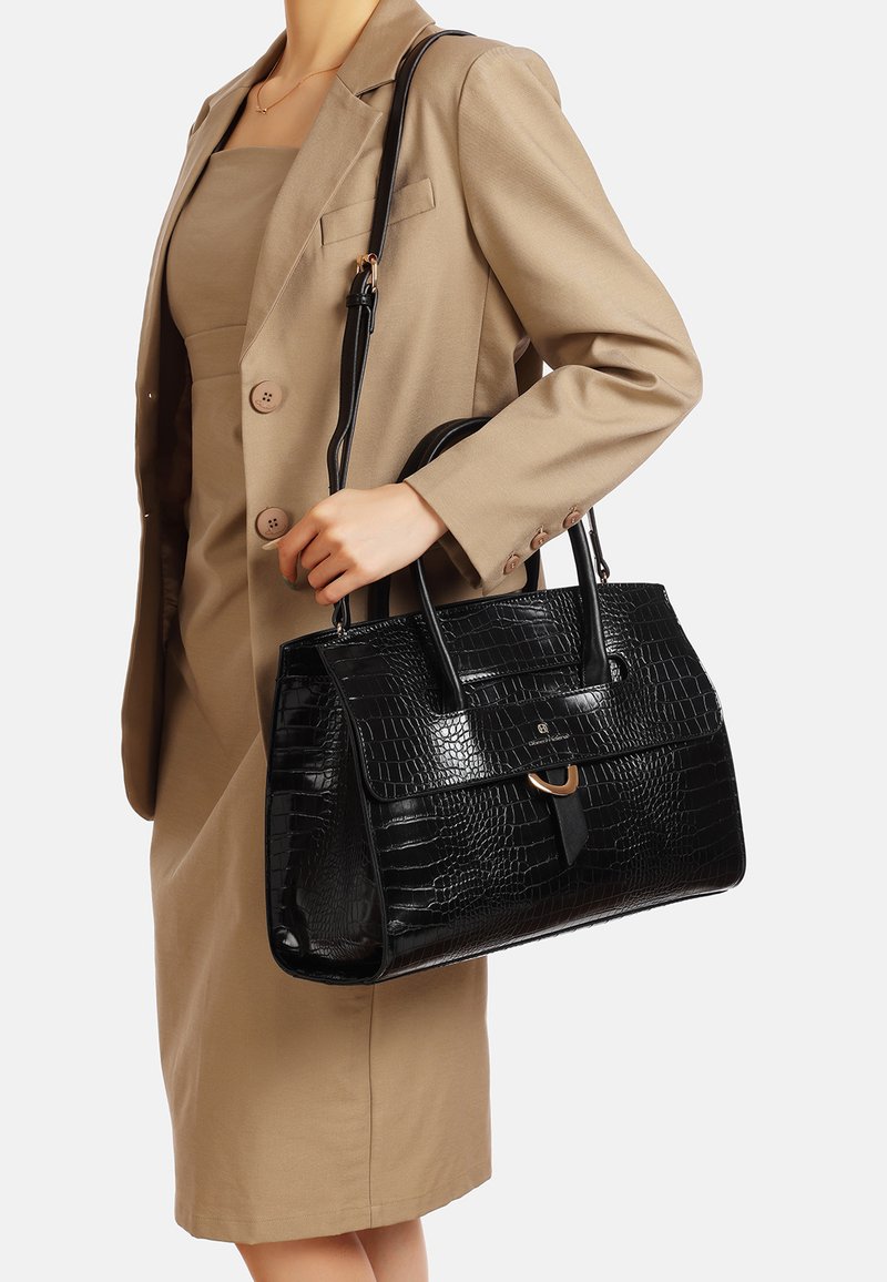 Borsa nera in pelle a stampa coccodrillo con forma strutturata, manico superiore e tracolla staccabile. Presenta un accento in hardware dorato.