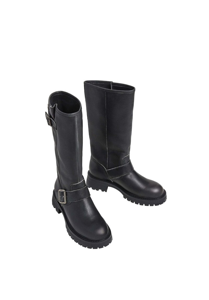 Stivali alti in pelle nera, con suola robusta, dettagli con fibbia, finitura liscia e cuciture a contrasto.