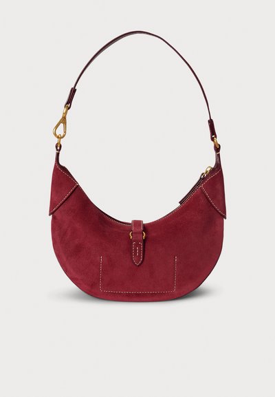 Τσάντα χειρός από σουέντ σε βουργουνδί απόχρωση με καμπύλη σιλουέτα, χρυσά μεταλλικά στοιχεία και αντίθετες ραφές. Διαθέτει κοντή λαβή και κλείσιμο με φερμουάρ.