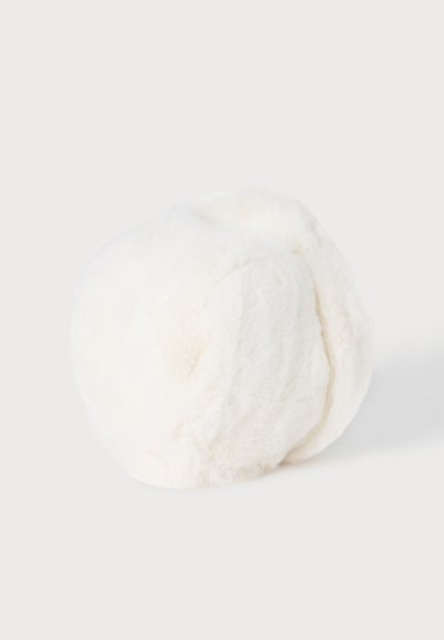 Chapeau seau blanc doux et duveteux en fausse fourrure avec une calotte arrondie, présenté sur un fond clair uni.