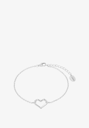 Pulsera de cadena de plata con un encanto de corazón geométrico. El diseño incluye un cierre de langosta y una cadena ajustable para el tamaño.