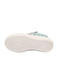 Mehrfarbiger Sneaker mit einem türkisfarbenen Obermaterial, rosa Akzenten und einer weißen Gummisohle, die kreisförmige Profilmuster und strukturelle Details aufweist.