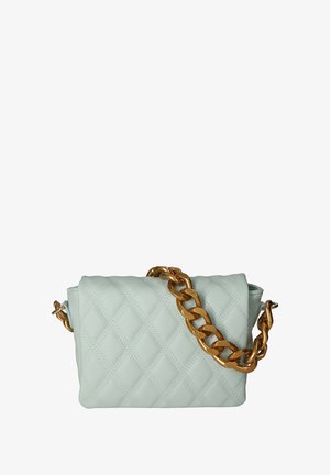 Borsa a spalla in pelle trapuntata azzurro chiaro con tracolla a catena oversize in tonalità oro e design a patta piegata.