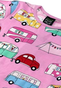 Koszulka bawełniana z różowym tłem i ilustracjami klasycznych samochodów oraz przyczep w zielonym, niebieskim, czerwonym i żółtym kolorze.