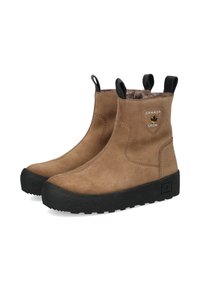 Bruine suède enkelboots met een gestructureerde zwarte rubberen zool, voorzien van treklussen en een Canada Snow logo patch aan de zijkant.