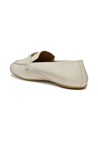 Ballerines en cuir blanc avec un bout arrondi, une sangle décorative et une semelle flexible. Texture lisse avec des détails de couture minimaux.