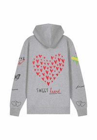Szürke kapucnis pulcsi, amelyen egy nagy piros szív minta látható, a "SWEET heart" felirattal, valamint további grafikus díszítésekkel, többek között pillangókkal és szívekkel.
