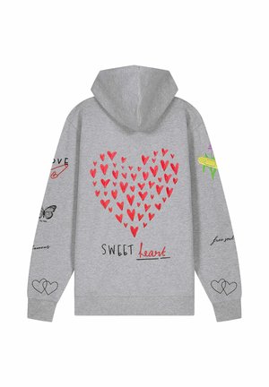 Sweat à capuche gris avec un grand design de cœur rouge, texte "SWEET heart" et divers graphiques, y compris des papillons et des cœurs sur les manches.