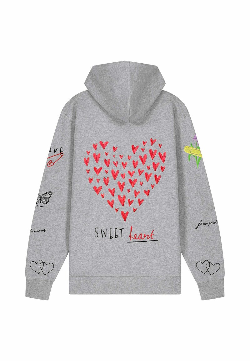 Sudadera gris con un gran diseño de corazón rojo, texto "SWEET heart" y varios gráficos, incluidos mariposas y corazones en las mangas.