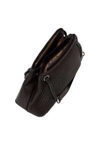 Sort læderhandtaske med ribbet tekstur, to lynlåsrum, sølv hardware og kæde detaljer. Glat indvendig foring i tan.