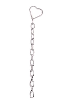 Clip a forma di cuore in metallo con una lunga catena argentata composta da grandi anelli ovali, caratterizzata da una finitura lucida.