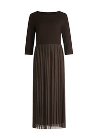 Brązowa sukienka z dopasowaną górą i rękawami do trzech ćwiartek, przechodząca do plisowanej spódnicy. Wykonana z teksturowanej tkaniny, sięgająca do kolan.