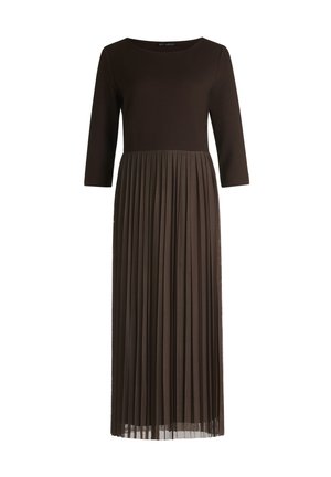 Brązowa sukienka z dopasowaną górą i rękawami do trzech ćwiartek, przechodząca do plisowanej spódnicy. Wykonana z teksturowanej tkaniny, sięgająca do kolan.