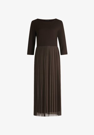 Brązowa sukienka z dopasowaną górą i rękawami do trzech ćwiartek, przechodząca do plisowanej spódnicy. Wykonana z teksturowanej tkaniny, sięgająca do kolan.