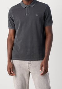 Pánská polokošile s krátkým rukávem v tmavě šedé barvě, vyrobená z bavlny, s knoflíkovou légou a malým vyšitým logem na hrudi.