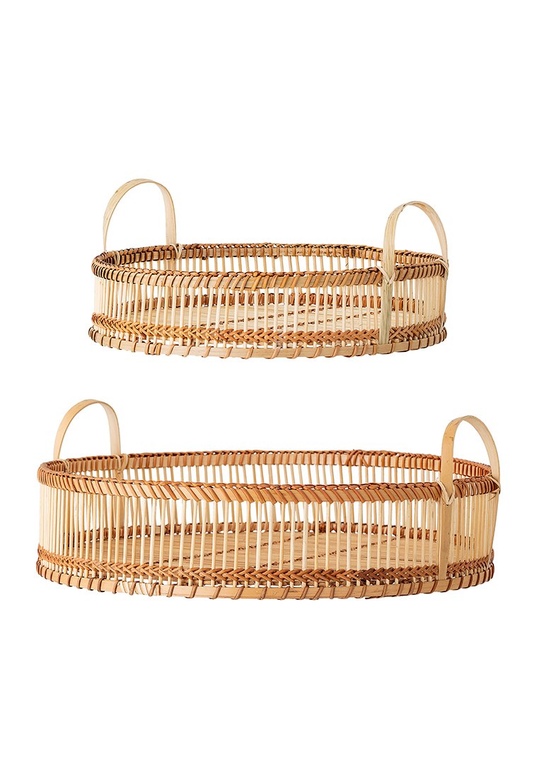 Stapelbare geflochtene Körbe aus natürlichem Rattan mit runder Form, offenen Flechtmustern und Griffen. Ein Korb ist kleiner als der andere.