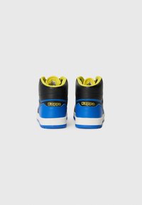 Kappa høyhælte sneakers har svart skinn, blå accenter, en hvit såle og gul innside. Baksiden viser Kappa-logoen tydelig.