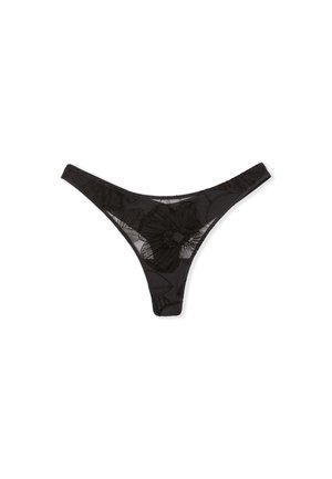 Tanga de encaje negro con patrón bordado de flores, con lados finos y una textura transparente, diseñada para una cobertura mínima.