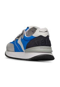 Sneaker blu, grigio e navy caratterizzata da una parte superiore in morbida suede e nylon, suola bianca e dettagli in rilievo sul tallone.