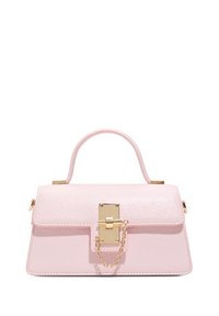 Sac à main en cuir rose avec une forme structurée, matériel doré et accent en chaîne. Comprend une poignée supérieure et un fermoir à rabat.