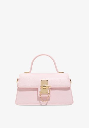 Růžová kožená kabelka se strukturovaným tvarem, zlatou kováním a řetízkovým detailem. Má vrchní rukojeť a klopnu na zavírání.