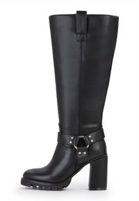Stivali neri al ginocchio con tacco spesso, in pelle sintetica testurizzata, cinturino alla caviglia con hardware in argento e suola in gomma con battistrada.