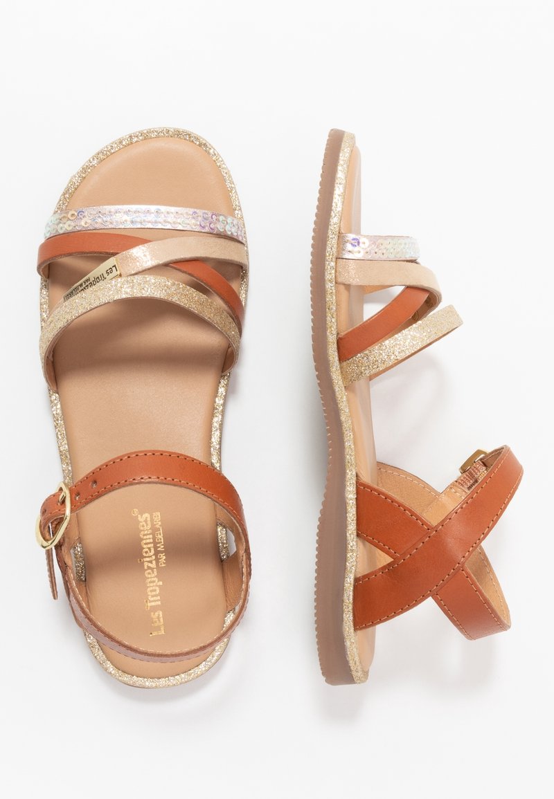 Sandały na paski w kolorze brązowym i złotym z brokatowymi akcentami. Posiadają zapięcie na klamrę i teksturowaną wkładkę. Płaska podeszwa oraz wielokolorowe paski.