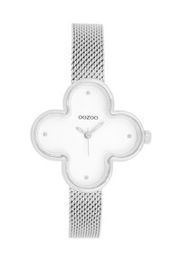 Montre ronde en argent avec un design de trèfle à quatre feuilles, cadran blanc, bracelet en maille et aiguilles d'heures et de minutes minimalistes. Nom de la marque OOZOO affiché.