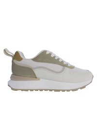 Zapatillas con parte superior de malla blanca, detalles en verde oliva y una suela blanca gruesa. Presentan una lengüeta en el talón y cordones en tono a juego.