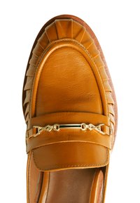 Mocasines de cuero color tostado con detalles fruncidos alrededor de la puntera, acento en metal dorado y un acabado liso y pulido.