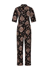 Crni kombinezon s uzorkom koji ima 3/4 rukave, ovratnik i geometrijske cvjetne uzorke u nijansama narančaste, ružičaste i krem. 