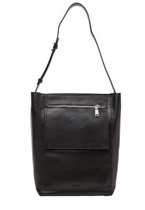 Sac bandoulière en cuir noir avec sangle ajustable, poche avant zippée et forme rectangulaire.
