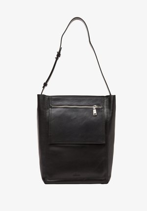 Schwarze Lederschultertasche mit verstellbarem Riemen, vorderer Reißverschlusstasche und rechteckiger Form.