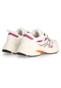 Scarpe sportive bianche con accenti rosa e neri, tomaia testurizzata, collo imbottito e suola ammortizzata con dettagli arancioni.